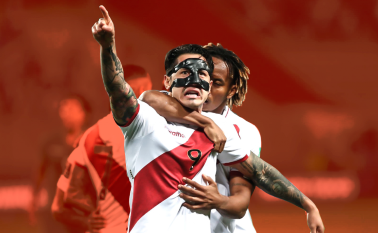 André Carrillo abraza a Gianluca Lapadula para celebrar su gol ante Bolivia. INTERVENCIÓN: KATTYA LÁZARO.